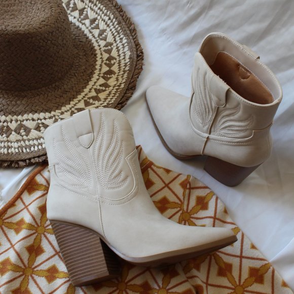 🚨ON SALE🚨// Beige western style boot vegan soft leather - Picture 10 of 17